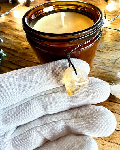 Candela di soia intenzionale 250 ml con pietra naturale – scegli la tua energia: Citrino o Granato, personalizzazione con incisione per regalo