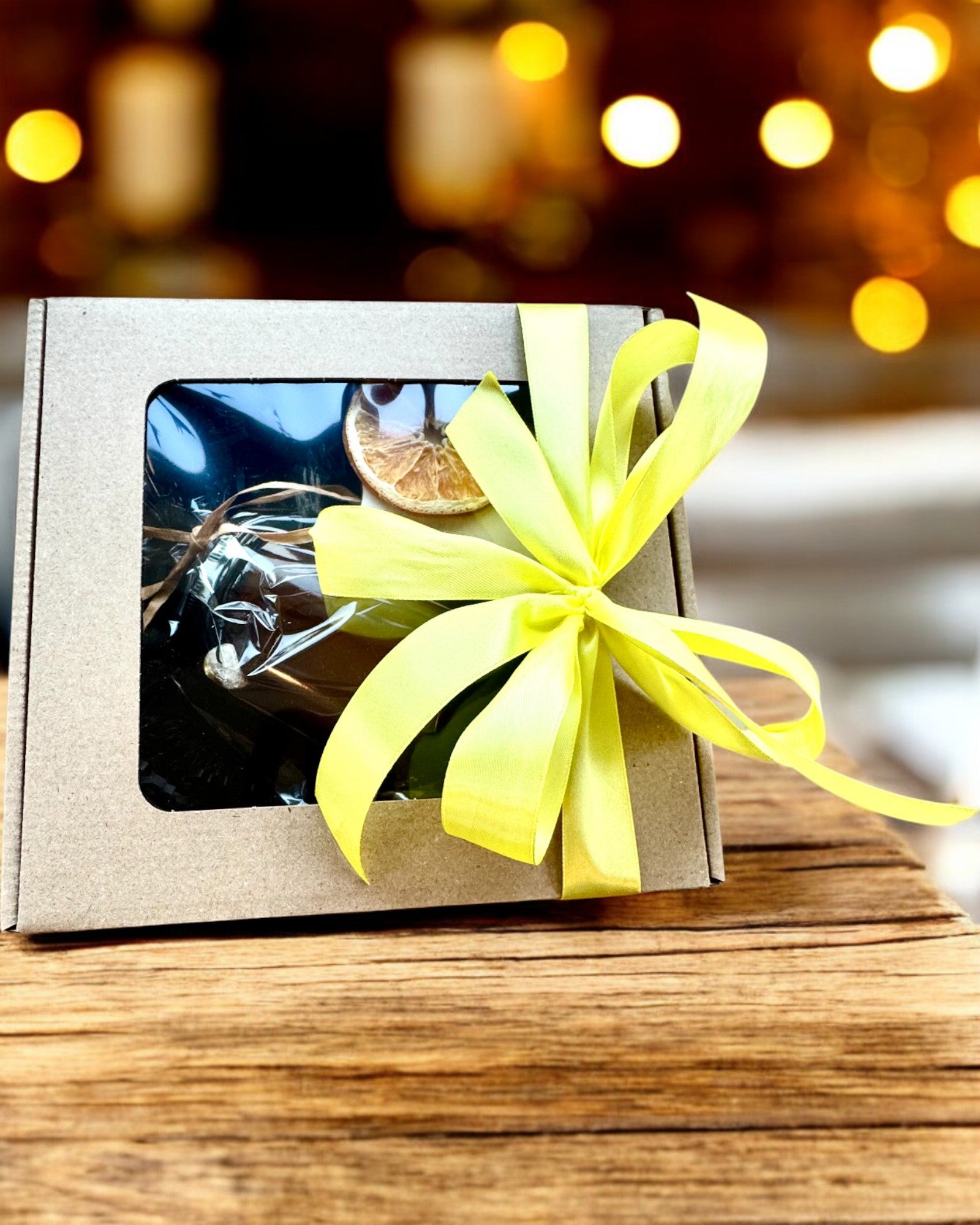 Candela di soia intenzionale 250 ml con pietra naturale – scegli la tua energia: Citrino o Granato, personalizzazione con incisione per regalo