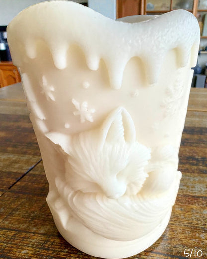 Candela di soia Volpe Invernale, altezza 7,5 cm, candela di soia colata a mano con una dolce volpe addormentata, personalizzabile con incisione sulla targhetta