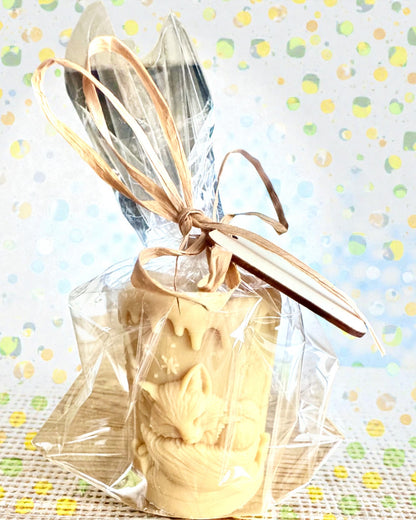 Candela di soia Volpe Invernale, altezza 7,5 cm, candela di soia colata a mano con una dolce volpe addormentata, personalizzabile con incisione sulla targhetta