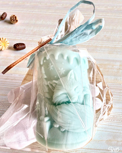 Candela di soia Volpe Invernale, altezza 7,5 cm, candela di soia colata a mano con una dolce volpe addormentata, personalizzabile con incisione sulla targhetta