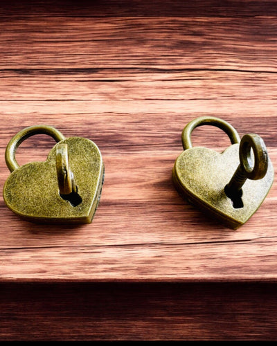 Mini Lucchetti d'Amore a Forma di Cuore DeLuxe, Set di 2 lucchetti con chiavi, 6 varianti tra cui scegliere, possibilità di personalizzazione con incisione per regalo