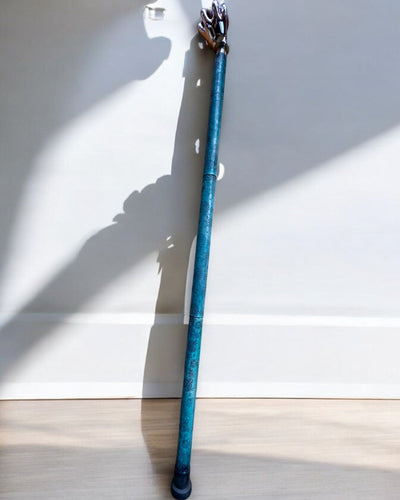 Bastone da passeggio "Mano Reale" – realizzato a mano con pelle naturale, possibilità di personalizzazione con incisione