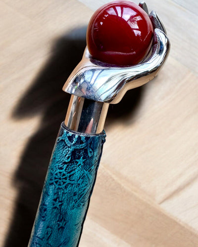 Bastone da passeggio "Mano Reale" – realizzato a mano con pelle naturale, possibilità di personalizzazione con incisione