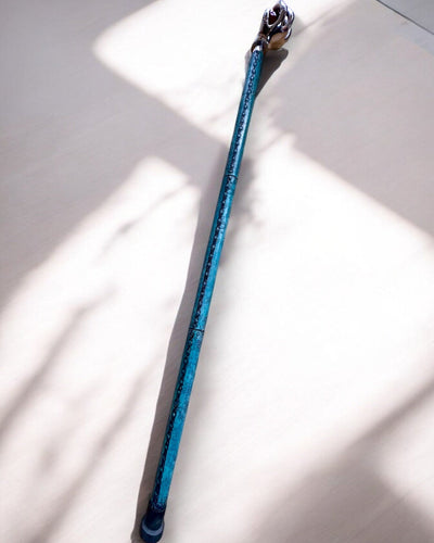 Bastone da passeggio "Mano Reale" – realizzato a mano con pelle naturale, possibilità di personalizzazione con incisione