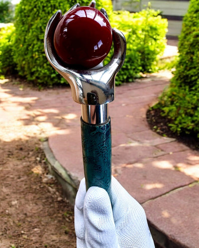 Bastone da passeggio "Mano Reale" – realizzato a mano con pelle naturale, possibilità di personalizzazione con incisione