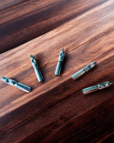 Penna Calligrafica "Eleganza Steampunk" con Piuma di Tacchino - Fatto a Mano 5 varianti tra cui scegliere, personalizzazione con incisione per regalo