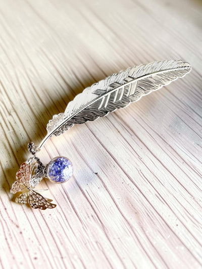 Segnalibro creativo con incisione, in stile rétro con motivo di piuma e farfalla – elegante regalo promozionale
