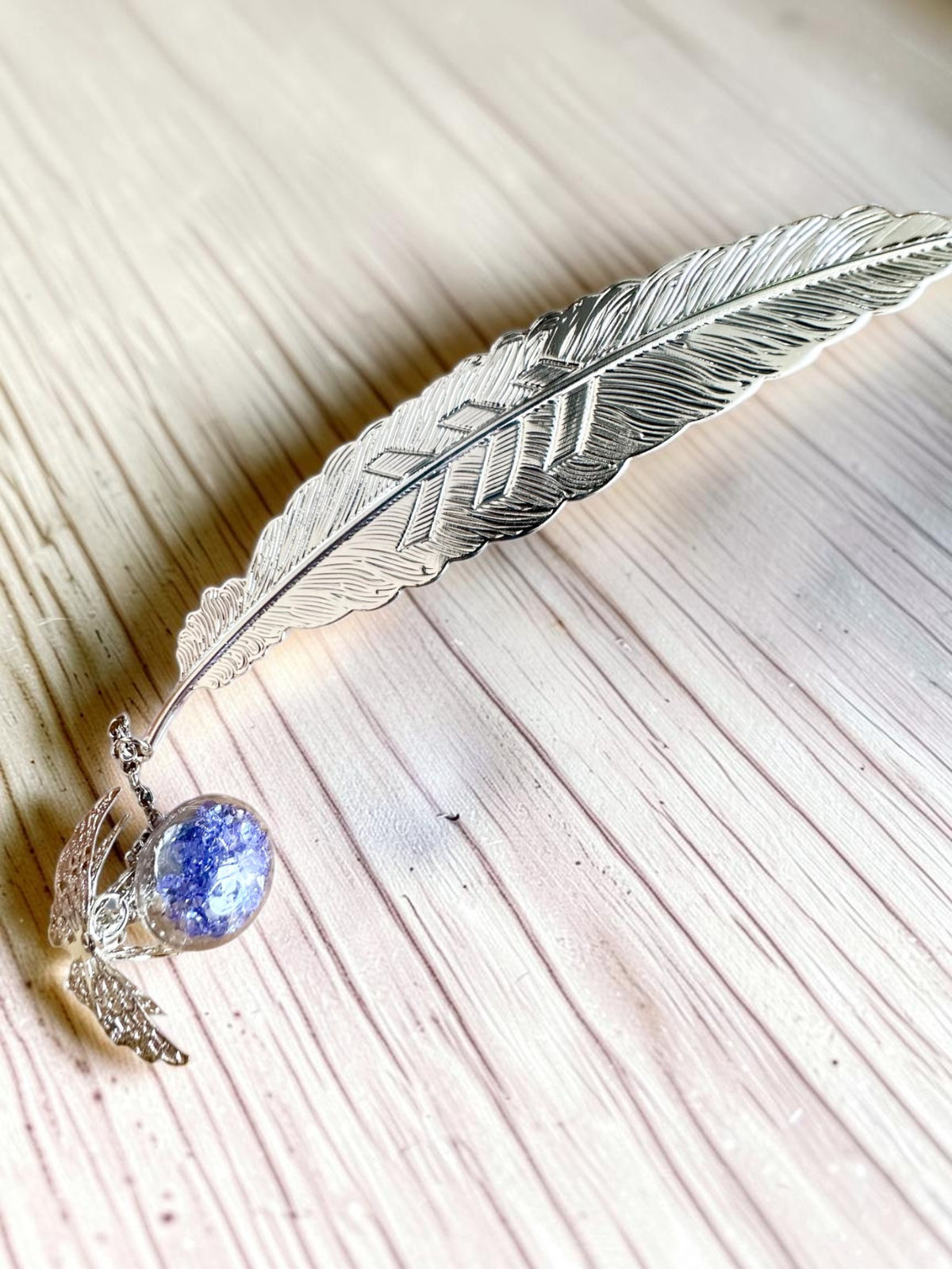 Segnalibro creativo con incisione, in stile rétro con motivo di piuma e farfalla – elegante regalo promozionale