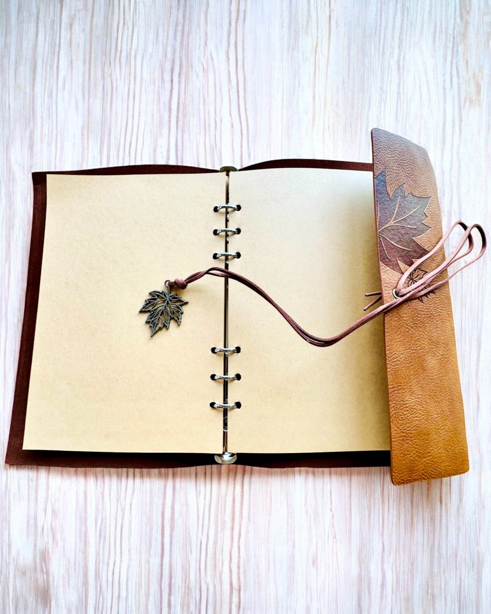 Taccuino "Foglie d'Autunno" Formato A5, possibilità di personalizzazione con incisione per regalo