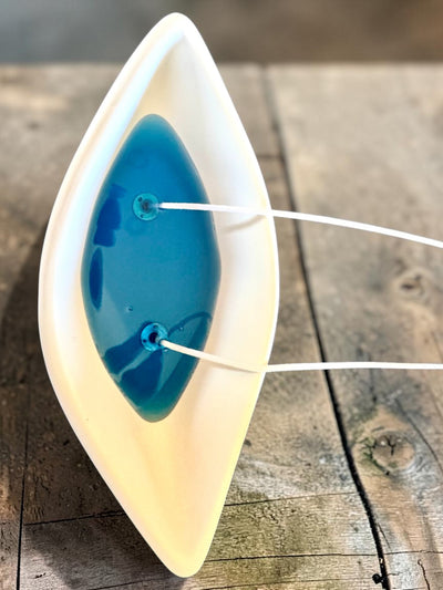 Candela di soia fatta a mano in una barchetta di gesso “Laguna Blu”, senza profumazione, 200 ml
