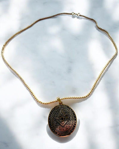 Amuleto del Potere Misterioso - Collana con Incisione, 2 varianti di colore a scelta