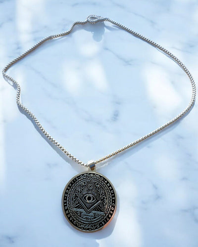 Amuleto del Potere Misterioso - Collana con Incisione, 2 varianti di colore a scelta