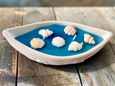 Candela di soia fatta a mano in una barchetta di gesso “Laguna Blu”, senza profumazione, 200 ml