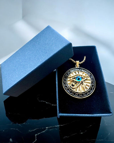 Amuleto "Oko Horusa" - Eleganza e Protezione, possibilità di personalizzazione con incisione per regalo