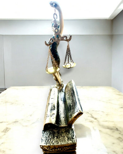 Statuetta "Justicia 2" - Dea della Giustizia – Decorazione Artistica per Scaffale, Artigianato in Resina, personalizzazione con incisione