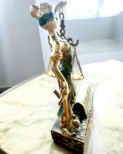 Statuetta "Justicia 2" - Dea della Giustizia – Decorazione Artistica per Scaffale, Artigianato in Resina, personalizzazione con incisione