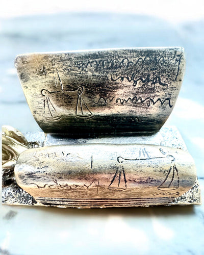 Statuetta "Justicia 2" - Dea della Giustizia – Decorazione Artistica per Scaffale, Artigianato in Resina, personalizzazione con incisione