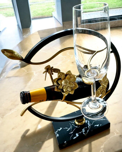 Stojak "Elegancki Owad" - per bottiglia di vino e bicchieri, altezza 33 cm, possibilità di personalizzazione con incisione per regalo