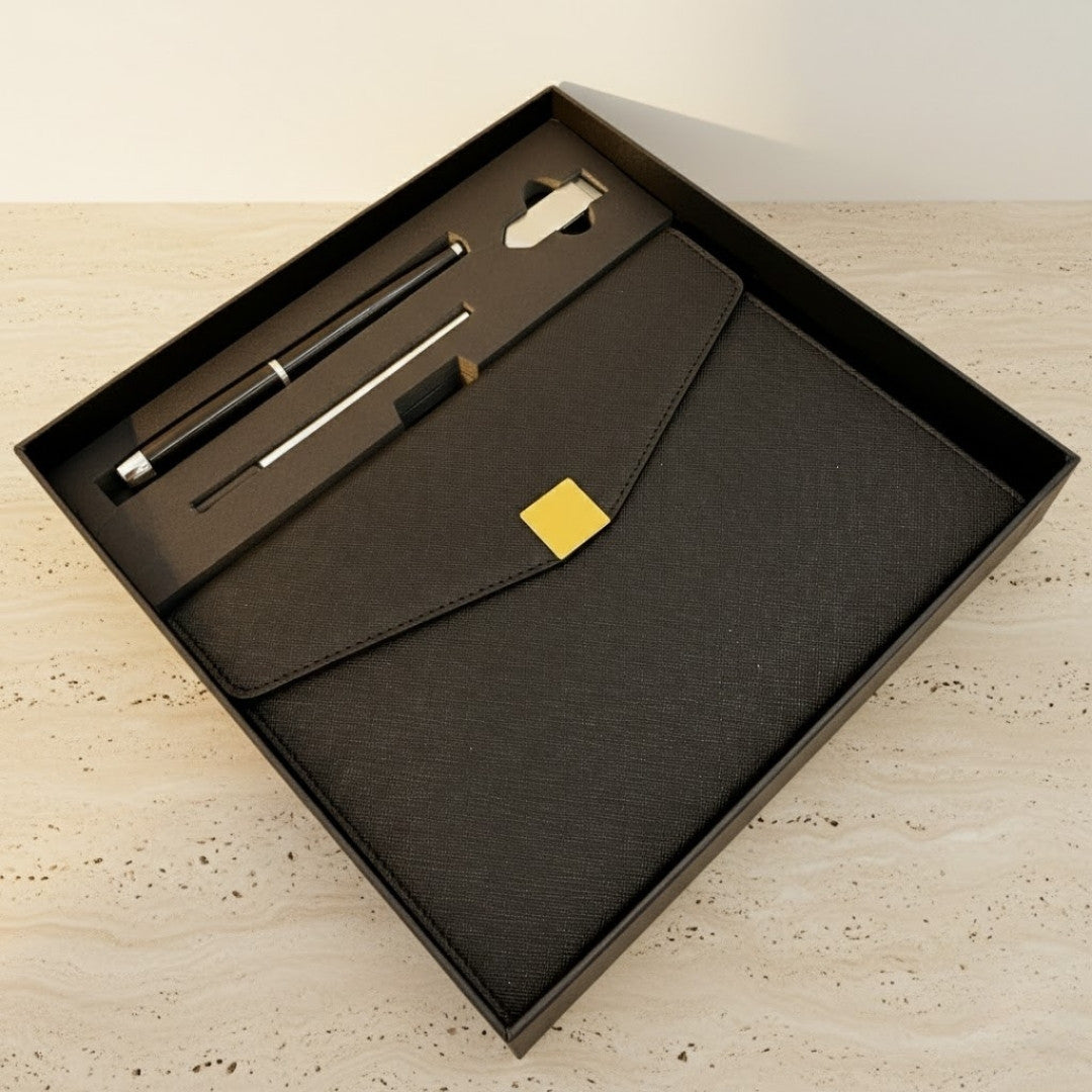 Elegante Set Regalo Premium con Personalizzazione – Taccuino in Pelle A5, Penna e Pendrive 16GB in Scatola Nero-Oro