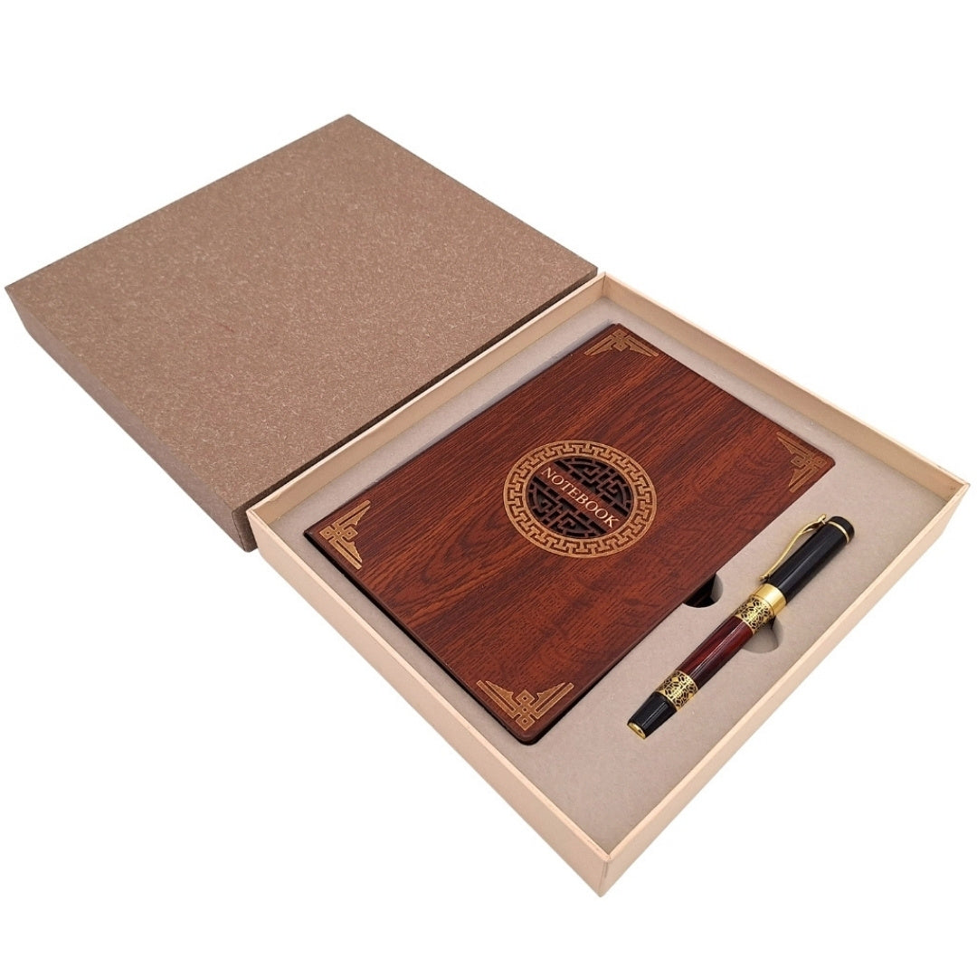 Set regalo esclusivo premium taccuino A5 con copertina in legno e penna – personalizzazione con incisione, ideale come regalo per capo, insegnante, artista – marrone scuro con elementi dorati