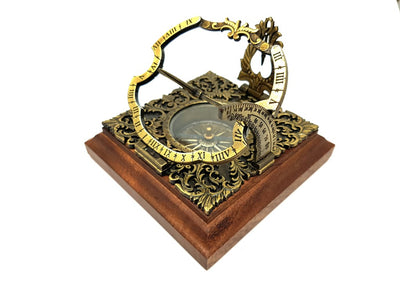 Orologio Solare in Ottone Habsburg H30 con possibilità di personalizzazione incisa, ideale come regalo, in elegante stile augsburghese, altezza 10 cm, su base in legno