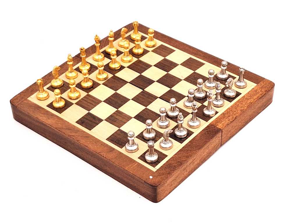 Scacchi Magnetici in Ottone in Scatola di Legno con Incisione Personalizzata