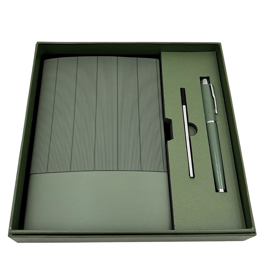 Elegante Set Regalo con Incisione Personalizzata - Taccuino in Pelle A5 Verde Oliva con Penna e Ricarica in Scatola Regalo Estetica