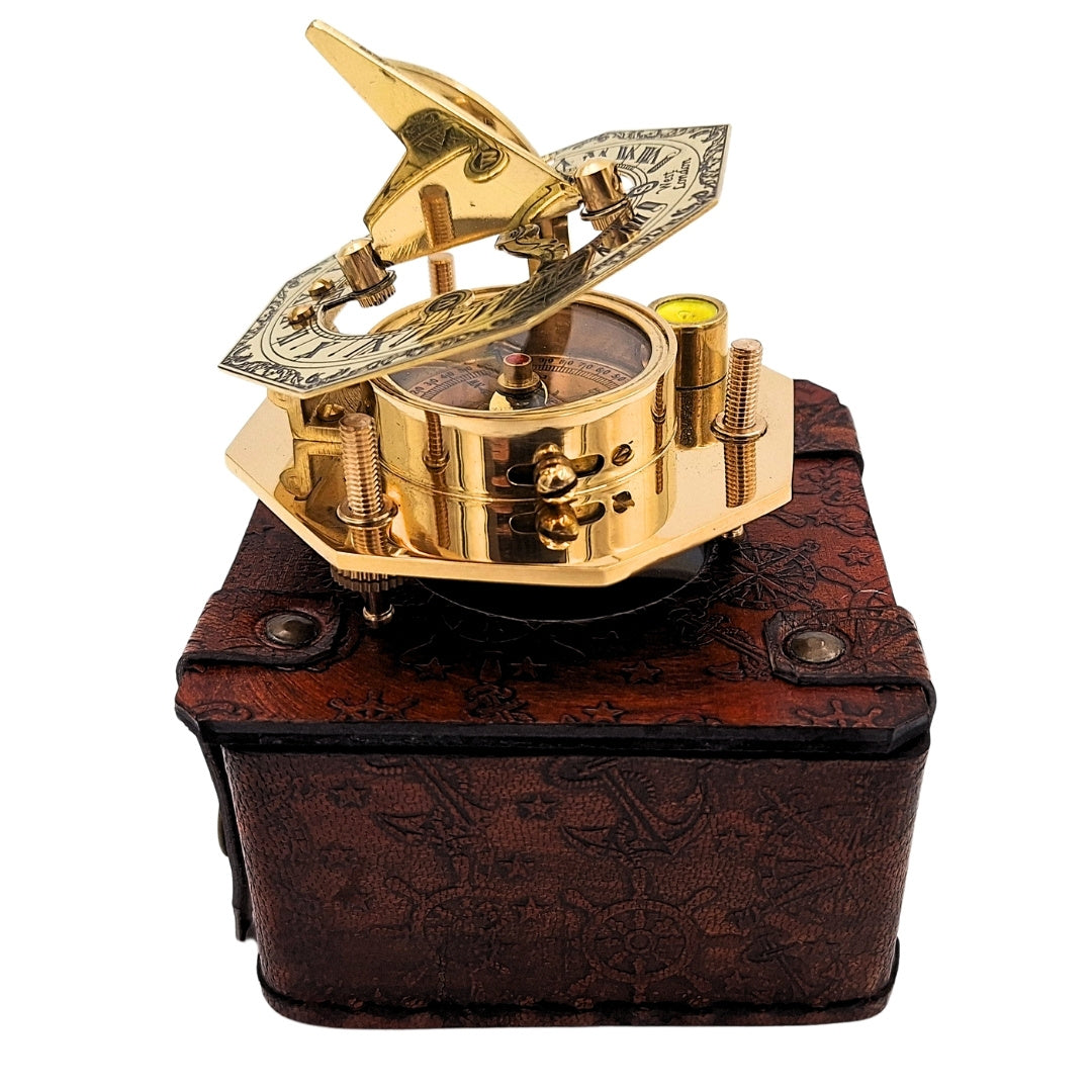 Bussola in ottone in elegante scatola di pelle con possibilità di incisione – regalo vintage retrò per viaggiatori e marinai - altezza 8 cm, design elegante in ottone