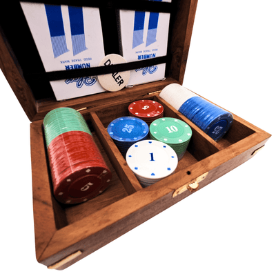 Elegante set da poker in scatola di legno con incisione