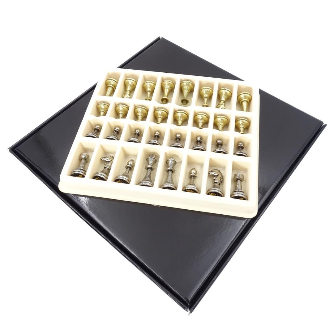 Scacchi esclusivi in metallo Italfama 28x28 cm con possibilità di incisione personalizzata, scacchiera marrone-nera, pezzi dorati e argentati