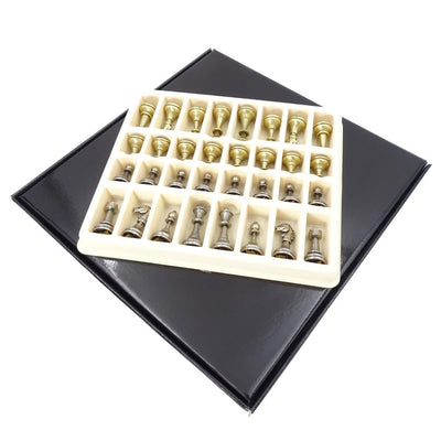 Scacchi esclusivi in metallo Italfama 28x28 cm con possibilità di incisione personalizzata, scacchiera marrone-nera, pezzi dorati e argentati
