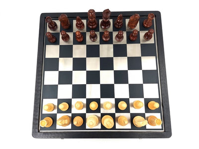 Elegante set da scacchi in legno e metallo 33x33 cm con possibilità di incisione personalizzata