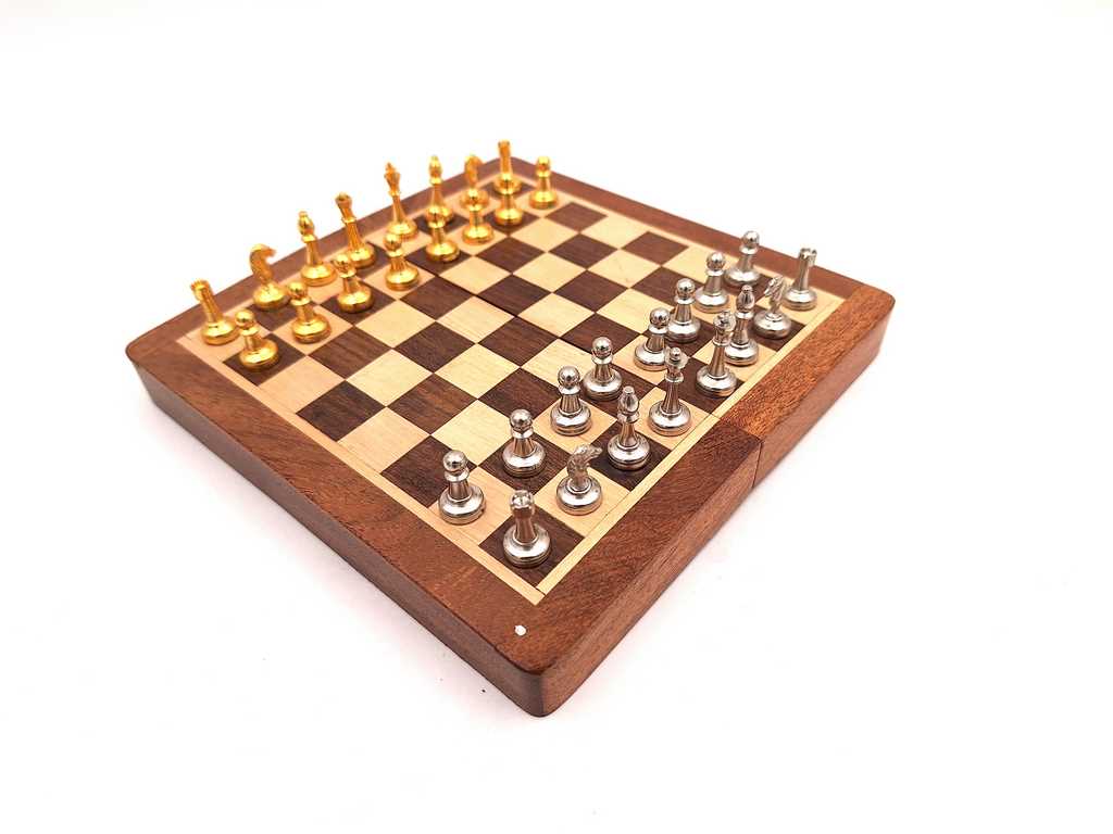 Scacchi Magnetici in Ottone in Scatola di Legno con Incisione Personalizzata