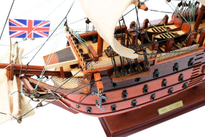 Modello assemblato del veliero HMS Victory da 54 cm - Replica realizzata a mano con possibilità di personalizzazione tramite incisione - Regalo ideale per gli amanti della vela - Alta qualità, base in legno elegante