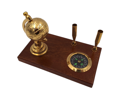 Elegante set decorativo da scrivania con mappamondo, bussola e portapenne in tonalità marrone e ottone con possibilità di personalizzazione tramite incisione