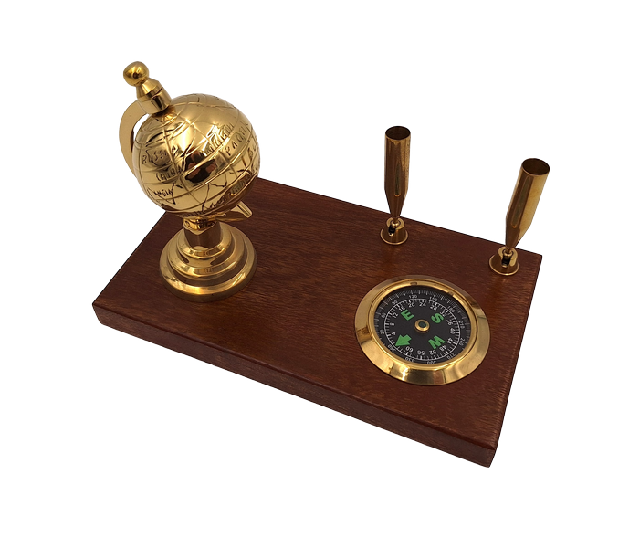 Elegante set decorativo da scrivania con mappamondo, bussola e portapenne in tonalità marrone e ottone con possibilità di personalizzazione tramite incisione