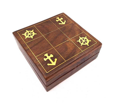 Tris nautico in legno con incisione - Regalo personalizzato per velista, dimensioni 10x10 cm, design elegante con dettagli in ottone