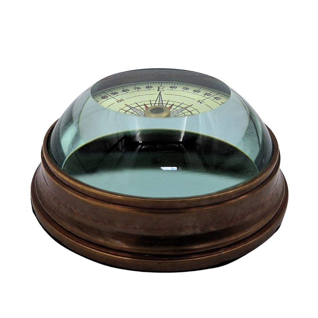 Bussola a Lente Elegante in Ottone e Vetro con Possibilità di Incisione Personalizzata - Gadget Retrò da Scrivania, Regalo Ideale per Viaggiatori - Diametro 6,3 cm, Altezza 3 cm, Colori Beige, Rosso e Nero