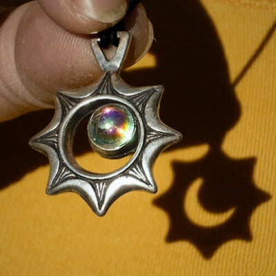 Collana Eclissi Solare con incisione – Illusione Ottica con Cristallo Ceco, Regalo Personalizzato per Viaggiatori, Zamak di alta qualità, lunghezza regolabile 45-62 cm