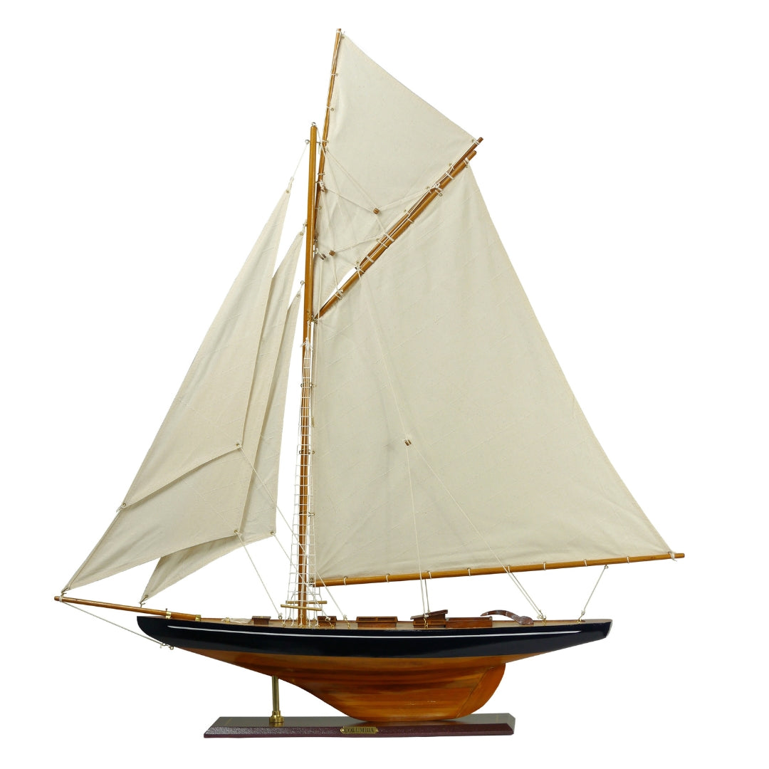 Modello di yacht Columbia con velatura a gaf, altezza 104 cm, in legno, con possibilità di personalizzazione con incisione