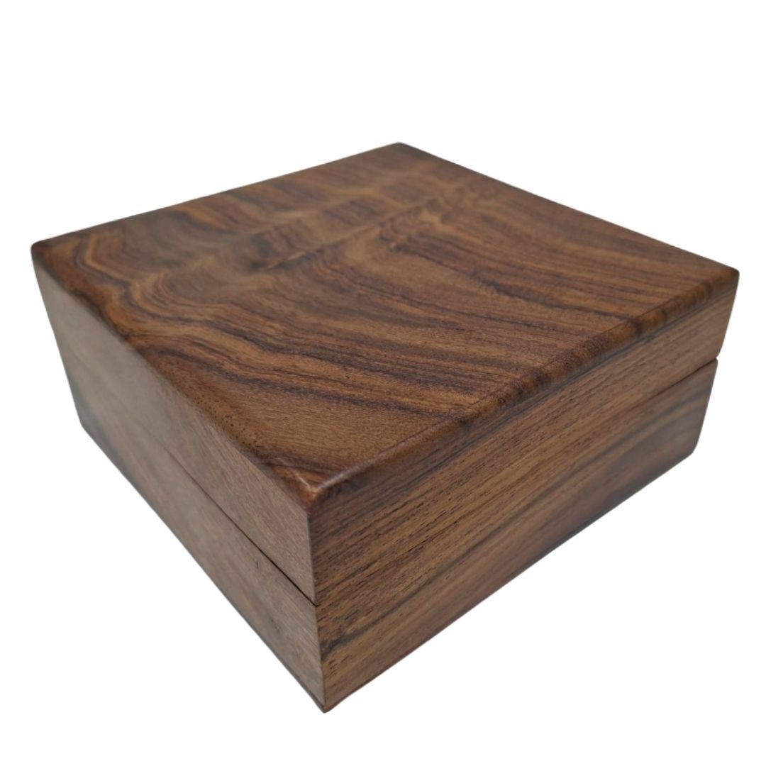 Elegante scatola in legno con inserto blu navy, 14x14x6,5 cm, personalizzabile con incisione