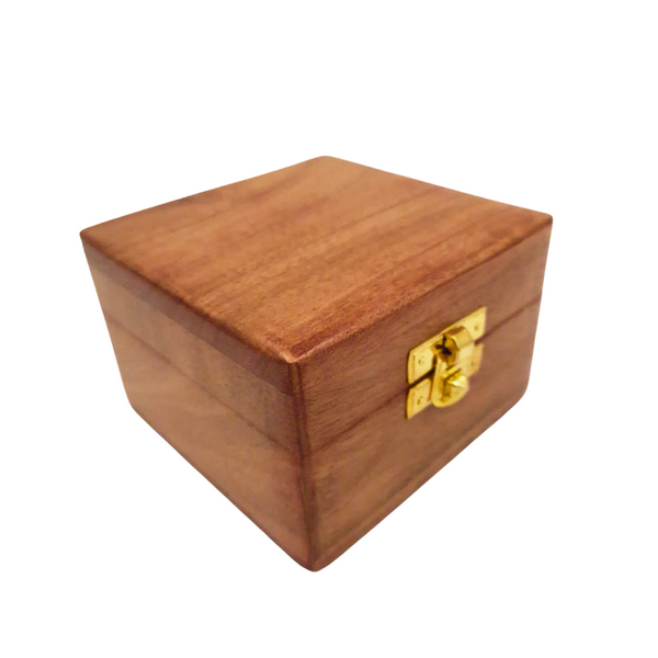 Scatola regalo in legno 6 x 6 x 4 cm con possibilità di incisione, marrone, con rivestimento in tessuto e chiusura in ottone