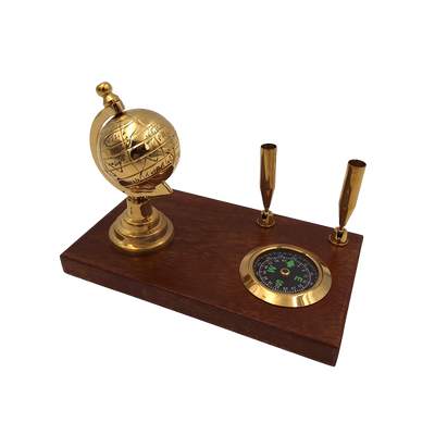 Elegante set decorativo da scrivania con mappamondo, bussola e portapenne in tonalità marrone e ottone con possibilità di personalizzazione tramite incisione