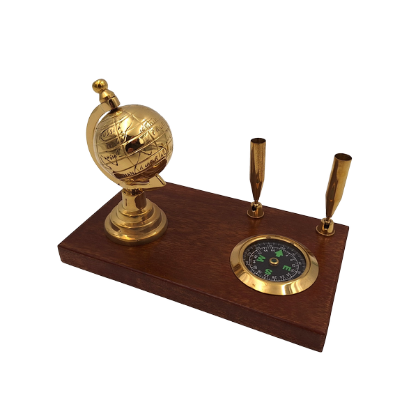 Elegante set decorativo da scrivania con mappamondo, bussola e portapenne in tonalità marrone e ottone con possibilità di personalizzazione tramite incisione