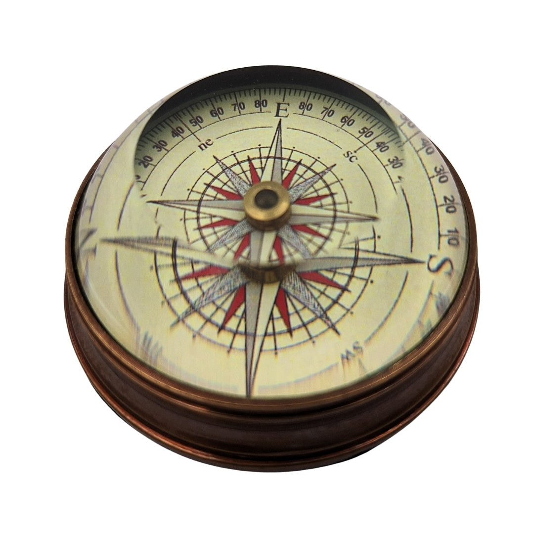 Bussola a Lente Elegante in Ottone e Vetro con Possibilità di Incisione Personalizzata - Gadget Retrò da Scrivania, Regalo Ideale per Viaggiatori - Diametro 6,3 cm, Altezza 3 cm, Colori Beige, Rosso e Nero