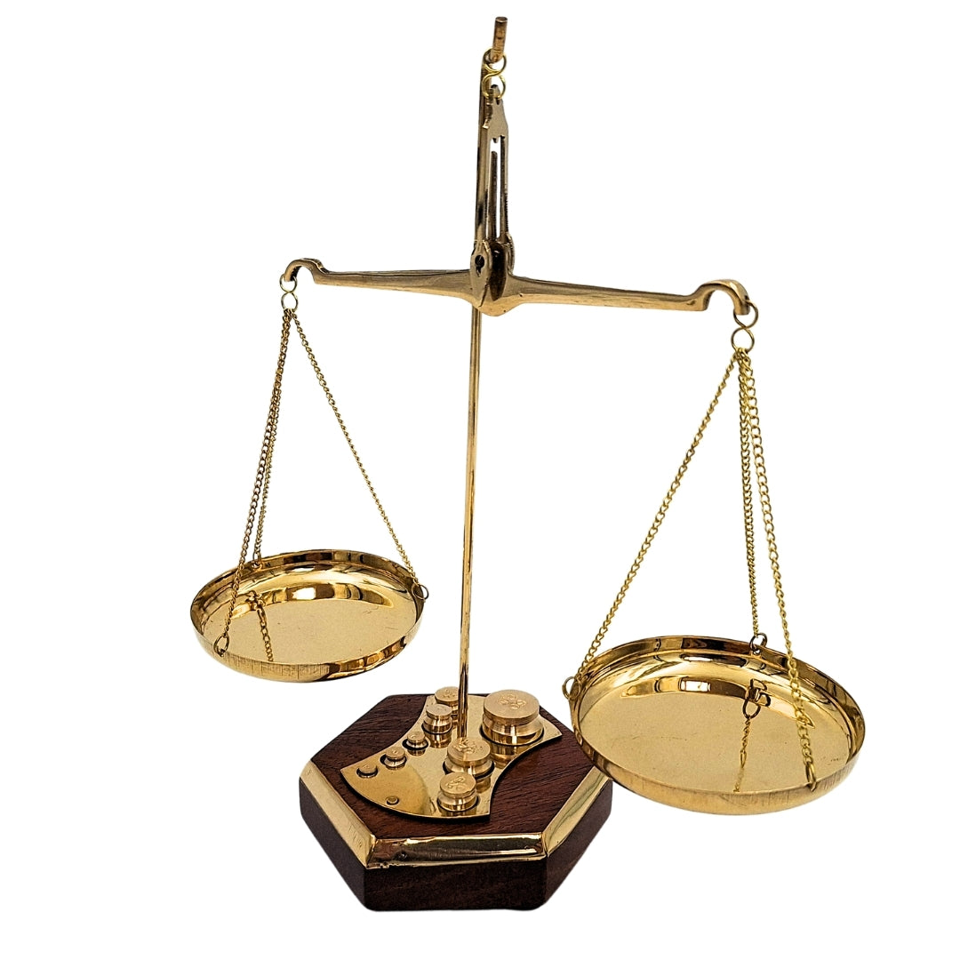 Bilancia a piatti retrò in ottone e legno con possibilità di personalizzazione incisione – Regalo ideale per avvocati, giudici o farmacisti – Dimensioni 24x20x9,5 cm