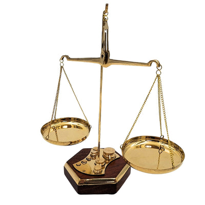 Bilancia a piatti retrò in ottone e legno con possibilità di personalizzazione incisione – Regalo ideale per avvocati, giudici o farmacisti – Dimensioni 24x20x9,5 cm