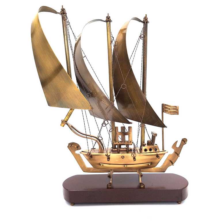 Nave in Ottone su Base in Legno 38 cm con Possibilità di Incisione