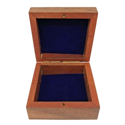 Scatola regalo portagioie in legno 8x8 cm con inserto blu navy, personalizzabile con incisione